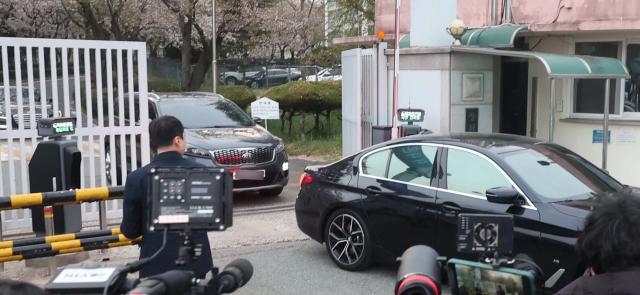 정치 브로커 명태균 씨가 탑승한 것으로 추정되는 차(첫 번 혹은 두 번째)가 9일 오후 경남 창원시 마산회원구 창원교도소에서 밖으로 나서고 있다. 명씨 측은 이날 창원교도소 앞에서 명씨가 입장을 밝힐 것으로 취재진에 예고했었다. 창원지법은 정치자금법 위반 혐의로 구속기소 된 명씨와 국민의힘 김영선 전 의원 측의 보석 신청을 받아들여 보석 인용을 결정했다. 재판부는 두 사람 보석을 허가면서 주거지 제한과 각 보증금 5천만원 납입 등 조건을 같이 내걸었다. 연합뉴스
