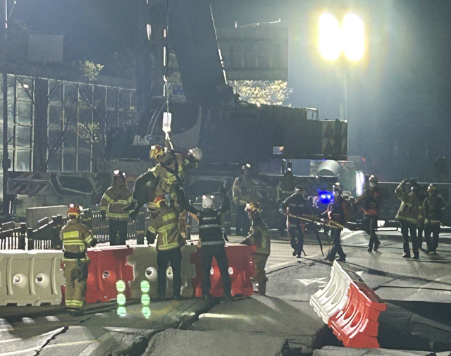 12일 오전 4시 27분께 경기도 광명시 일직동 신안산선 지하터널 붕괴 사고 현장에서 고립됐던 20대 굴착기 기사가 사고 발생 13시간여만에 구조되고 있다. 연합뉴스