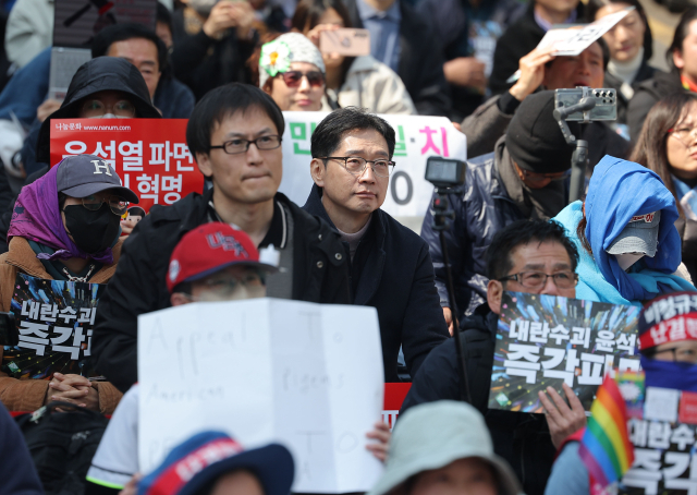김경수 전 경남지사가 윤석열 대통령 탄핵심판 선고일인 4일 서울 종로구 안국동 일대에서 열린 대통령 탄핵 찬성집회에 참석해 TV 생중계를 보고 있다. 연합뉴스