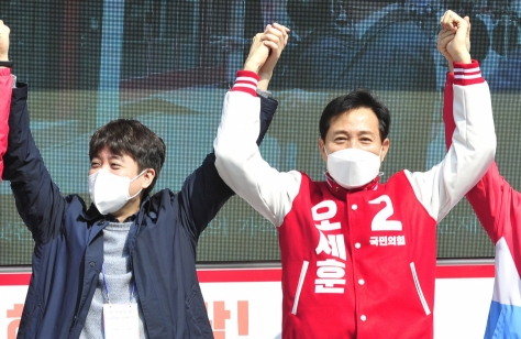 지난 2021년 3월 25일 당시 4·7 재보선 국민의힘 오세훈 서울시장 후보가 서울 서대문구 유진상가 앞에서 선거유세를 마친 후 이준석 전 미래통합당 최고위원 손을 맞잡아 들어보이고 있다. 기사 이해를 돕기 위한 자료사진. 연합뉴스