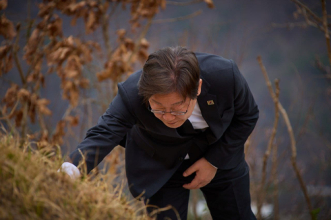 이재명 고향 안동 방문, 부모 선영 참배 후 두봉 주교 조문도