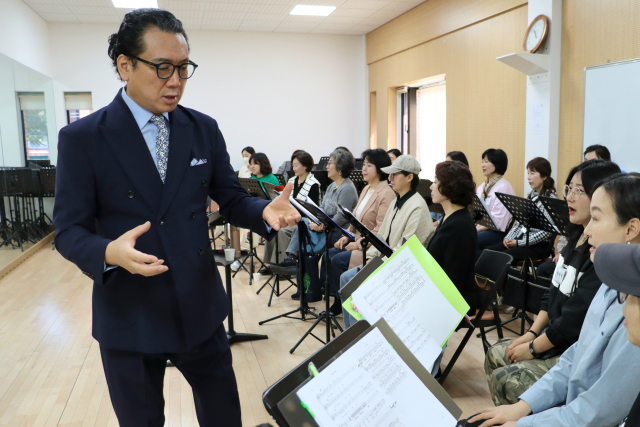 지난 11일 표태용 구미새마을여성합창단 지휘자가 단원들을 지도하고 있다. 조규덕기자