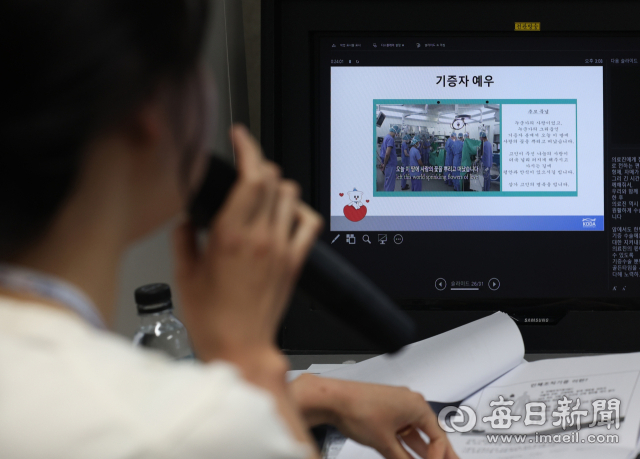 지난 4월 11일 오후 대구 달성군 천내중학교 방송실에서 이윤정 칠곡경대병원 간호부 외래 강사가 장기기증 인식 개선 관련 생명나눔 수업을 진행하고 있다. 안성완 기자 asw0727@imaeil.com