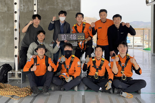 경북 소방기술경연대회에서 2년 연속 우승을 차지한 봉화소방서 구조구급센터 직원들이 파이팅을 외치고 있다. 봉화소방서 제공