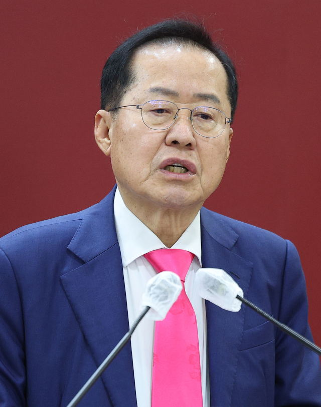 홍준표 대구시장이 10일 대구시의회에서 퇴임 인사를 하고 있다. 연합뉴스