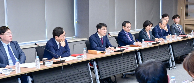 김정기 대구시 행정부시장이 지난 11일부터 대구시장 권한대행 업무를 시작한 가운데 실·국장 긴급 현안점검 회의를 주재하고 있다. 대구시 제공.