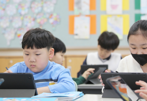 학생들 영어 발음 분석·디지털 모둠 활동…AI 교과서 도입 현장 가보니
