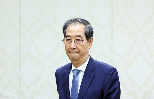 한덕수 대통령 권한대행 국무총리가 10일 정부서울청사에서 국정현안관계장관회의에 입장하고 있다. 연합뉴스