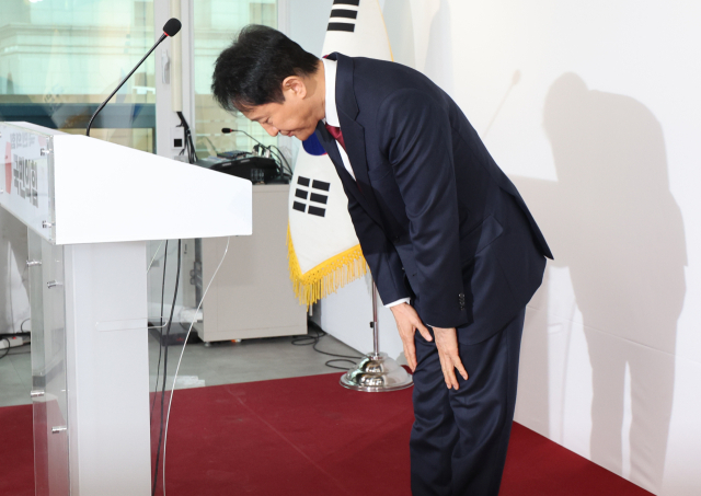 오세훈 서울시장이 12일 서울 여의도 국민의힘 당사에서 대선 불출마를 선언한 뒤 인사하고 있다. 오 시장은 