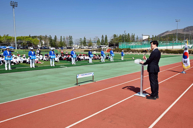 안병구 밀양시장이 밀양종합운동장 보조경기장에서 열린 제28회 경남여성 생활체육 게이트볼대회에서 인사말을 하고 있다. 밀양시 제공