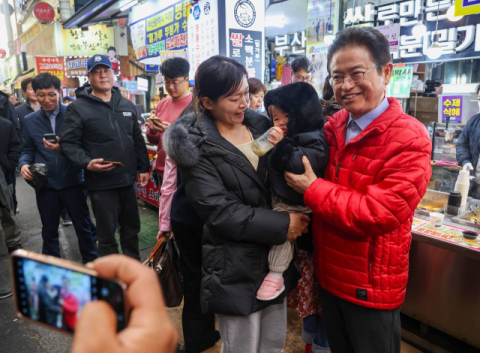 이철우, '선거 명소' 서문시장 방문…TK 지지세 결집 행보