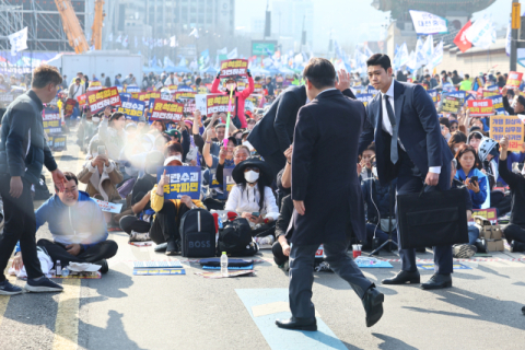 '극단 행위' 우려…경찰, 대선후보 경호팀 확대 검토