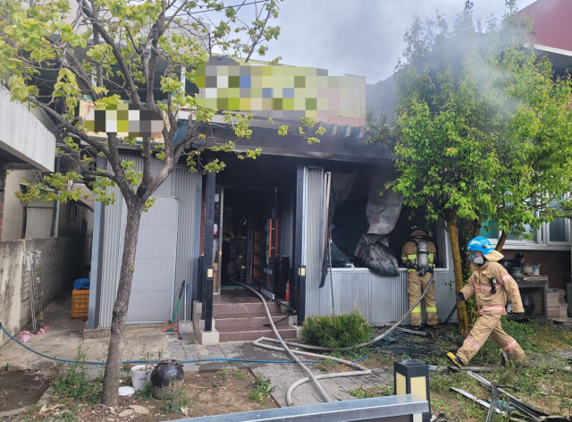 14일 오전 포항시 남구 대도동 한 식당에서 발생한 화재를 소방대원들이 진화하고 있다. 경북소방본부 제공.
