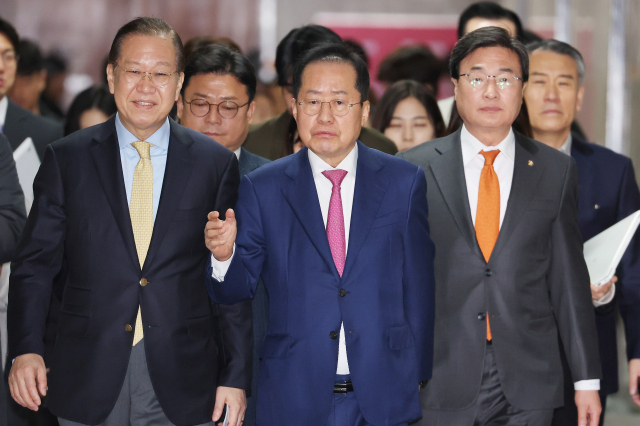 국민의힘 권영세 비상대책위원장과 대선 출마를 선언한 홍준표 전 대구시장(가운데)이 14일 국회에서 면담을 하기 위해 이동하고 있다. 연합뉴스
