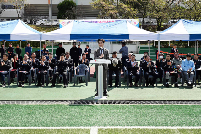 안병구 밀양시장이 지난 13일 밀양종합운동장 보조경기장에서 개최된 제16회 밀양아리랑배 영·호남초청 족구대회에서 인사말을 하고 있다. 밀양시 제공