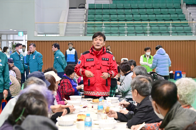윤경희 청송군수(가운데)가 이재민들에게 임시주거용 주택에 대해 설명하는 모습. 청송군 제공