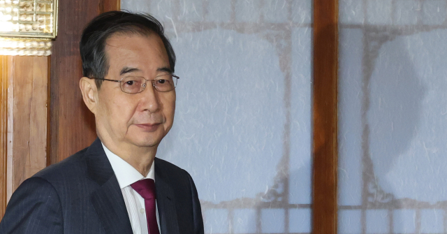 한덕수 대통령 권한대행 국무총리가 14일 서울 공관에서 열린 경제안보전략 TF 회의에 입장하고 있다. 연합뉴스