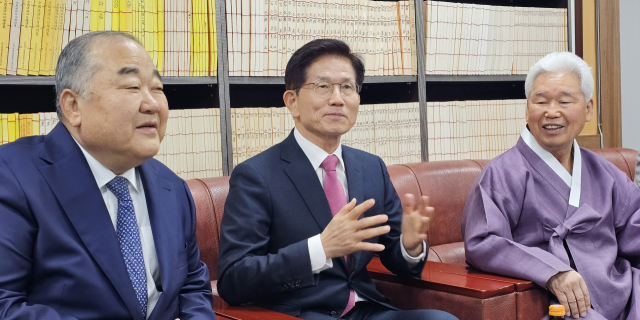 지난 9일 대선 출마를 선언한 김문수 전 고용노동부 장관이 14일 안동을 찾아 경북 유림 지도자들을 만나고 있다. 엄재진 기자
