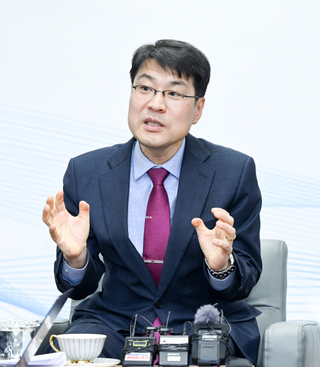 김정기 대구시장 권한대행이 14일 오전 대구시청 동인청사 기자실을 찾아 주요 현안 설명을 하고 있다. 대구시 제공.