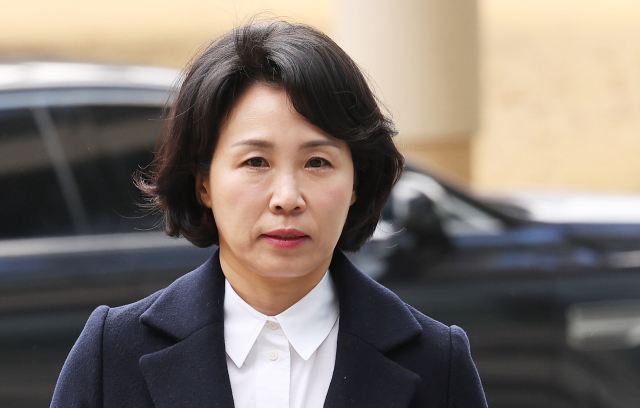 20대 대선 당내 경선 당시 더불어민주당 전·현직 의원 배우자 등에게 경기도청 법인카드로 식사를 제공한 혐의로 기소돼 1심에서 벌금형을 선고받은 이재명 대표 배우자 김혜경 씨가 18일 경기도 수원시 수원고등법원에서 열린 항소심 첫 공판에 출석하고 있다. 연합뉴스