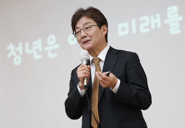 국민의힘 유승민 전 의원이 11일 대구 북구 경북대학교 사회과학대학에서 열린 청년 토크쇼에서 