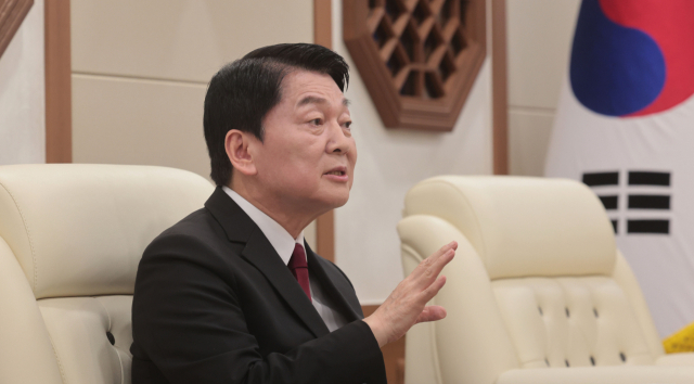 14일 오후 국민의힘 대선 경선 주자인 안철수 의원이 경남 창원시 의창구 경남도청을 방문해 박완수 경남지사와 이야기를 나누고 있다. 연합뉴스