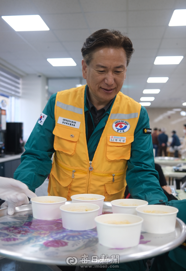 박치선 안동시의원은 안동지역 산불피해로 많은 이재민이 발생하자 매일 이른 아침부터 이재민 대피소를 방문해 급식봉사와 세탁봉사를 하며 피해 이재민들과 소통하고, 봉사를 이어가고 있다. 사진은 급식봉사하는 박 시의원의 모습. 김영진 기자