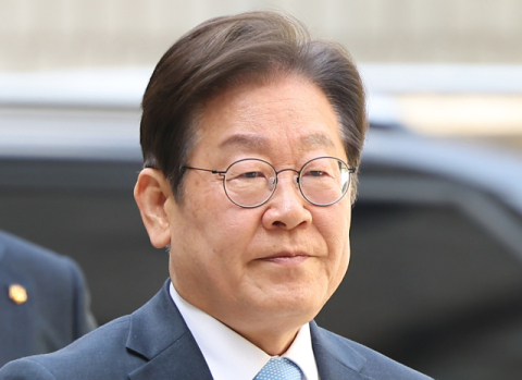 이재명, 대장동 사건 재판 출석…대선 질문에 묵묵부답