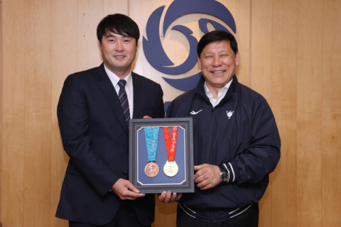 정대현 삼성 수석코치 '올림픽 금메달' KBO 한국야구박물관에 기증