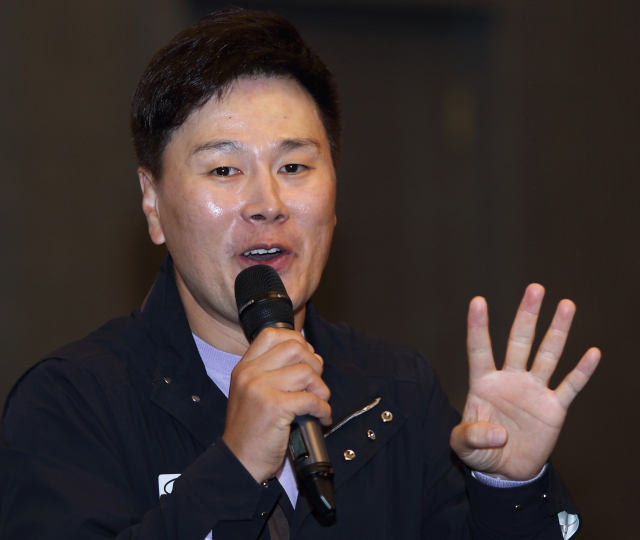 개그맨 변기수 씨가 14일 대구그랜드호텔에서 진행된 매일 탑 리더스 아카데미에서 강연을 하고 있다. 임경희 매탑아카데미 디지털국장