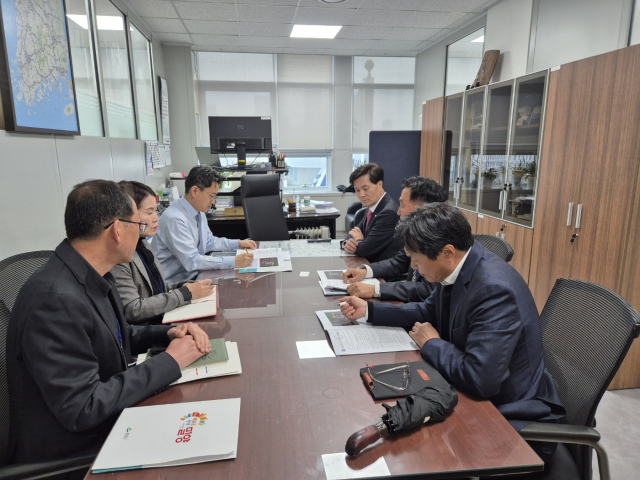 14일 안병구 밀양시장이 국비 확보를 위해 기재부 경제예산심의관실을 방문해 사업설명을 하고 있다. 밀양시 제공