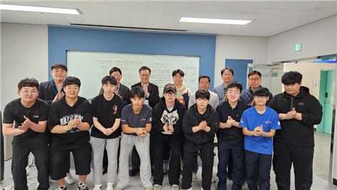 한국폴리텍대학 영남융합기술캠퍼스에서 열린 대구시 지방기능경기 대회에서 참가한 선수들이 기념촬영을 하고 있다. 한국폴리텍대학 영남융합기술캠퍼스 제공