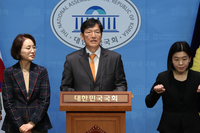 개혁신당 함익병 선거관리위원장이 18일 서울 여의도 국회 소통관에서 조기 대선의 개혁신당 대선 후보로 이준석 의원을 선출한 투표결과를 설명하고 있다. 연합뉴스