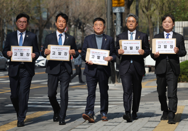 더불어민주당 이재명 전 대표의 대선 예비후보 캠프 소속 의원들이 16일 서울경찰청 민원실에서 이 전 대표의 딥페이크 영상 유포 혐의를 받는 유튜버 등을 공직선거법 위반죄로 고발하고 있다. 연합뉴스