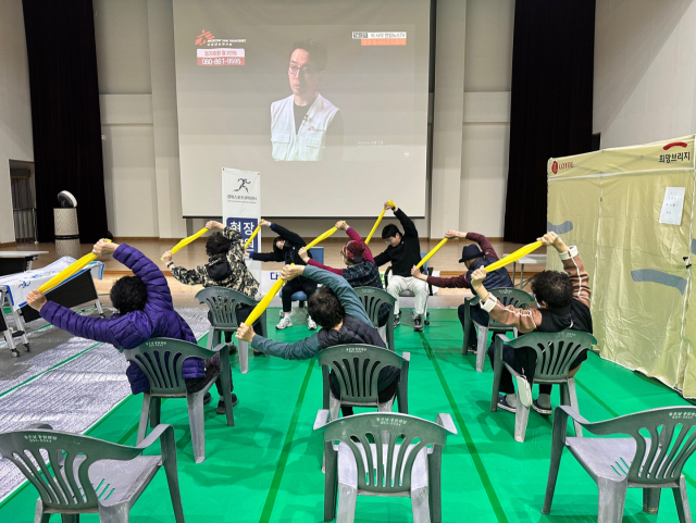 경북스포츠과학센터 건강회복프로그램 참여자들이 스트레칭을 하고 있다. 경북체육회 제공