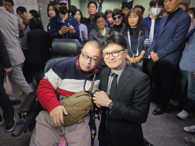 한동훈 국민의힘 대선 예비후보가 16일 오후 2시 30분쯤 대구 중앙로역에 있는 기억공간을 찾아 대구지하철참사 희생자들을 추모한 뒤 대구 시민들과 소통하고 있다. 윤정훈 기자