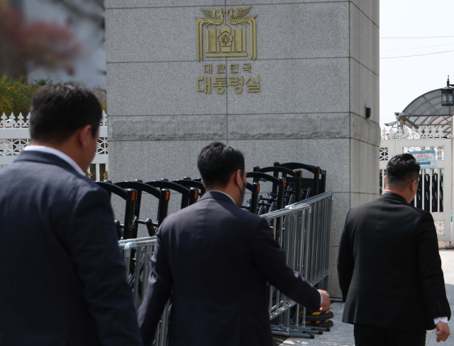 경찰 비상계엄 특별수사단이 16일 서울 용산 대통령실 압수수색을 위해 민원실 출입구로 들어가고 있다. 연합뉴스
