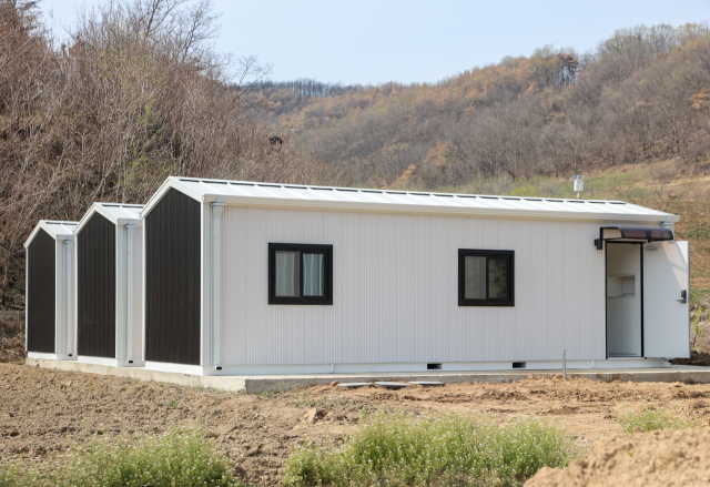 의성군이 16일 안평면 창길리에 산불 피해 이재민이 거주할 임시주거시설을 설치하는 등 이재민 거주 공간 확보에 속도를 내고 있다. 의성군 제공.