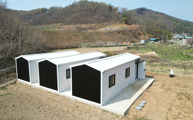 의성군이 16일 안평면 창길리에 산불 피해 이재민이 거주할 임시주거시설을 설치하는 등 이재민 거주 공간 확보에 속도를 내고 있다. 의성군 제공.