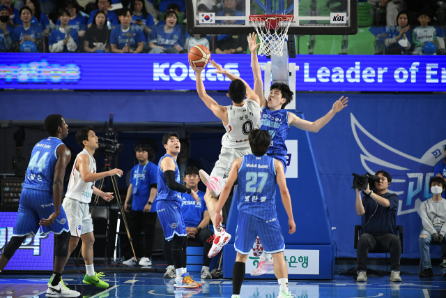 대구 한국가스공사 페가수스의 김준일이 16일 대구에서 열린 KBL 6강 PO 3차전에 출전, 수원 KT 소닉붐의 하윤기를 막고 있다. KBL 제공