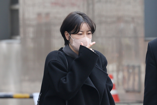 음주운전과 불법 숙박업 혐의로 불구속기소 된 문재인 전 대통령의 딸 다혜 씨가 20일 서울서부지법에서 열린 도로교통법상 음주운전 및 공중위생관리법 위반 혐의 사건 첫 공판기일에서 징역 1년을 구형받은 뒤 청사를 떠나고 있다. 연합뉴스