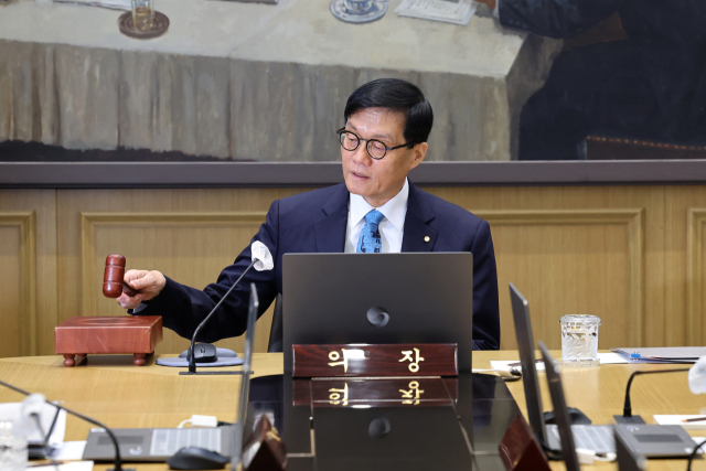 이창용 한국은행 총재가 17일 서울 중구 한국은행 본관에서 열린 금융통화위원회 본회의에서 의사봉을 두드리며 개회 선언을 하고 있다. 연합뉴스