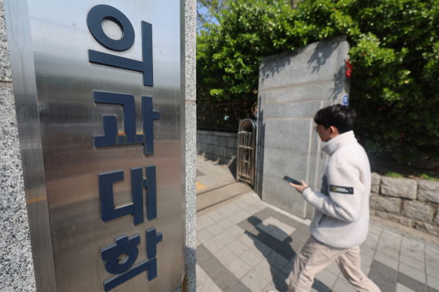 의대 학장들이 새 정부 출범에 따른 의대생 유급의 유예 가능성을 일축하며 학생들에게 수업 참여를 촉구했다. 한국의과대학·의학전문대학원협회는 전날 