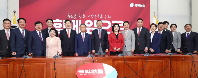 국민의힘 권영세 비상대책위원장(가운데)과 권성동 원내대표가 17일 국회에서 열린 제21대 대통령선거 준비위원회 임명장 수여식에서 위원장을 맡은 윤재옥 의원 및 위원들과 기념 촬영을 하고 있다. 연합뉴스