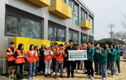 경북청년봉사단 등 산불 피해 이재민 모듈러 주택 청소 봉사와 성금전달