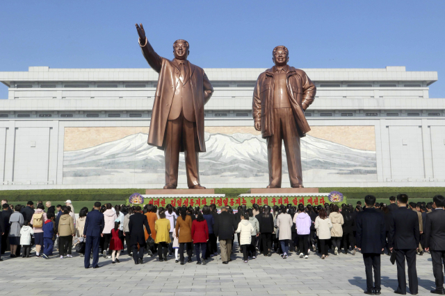 북한이 러시아와 함께 군사대국을 꿈꾸고 있다. 만수산 기념관 앞에 서 있는 김일성-김정일 부자의 동상. 연합뉴스