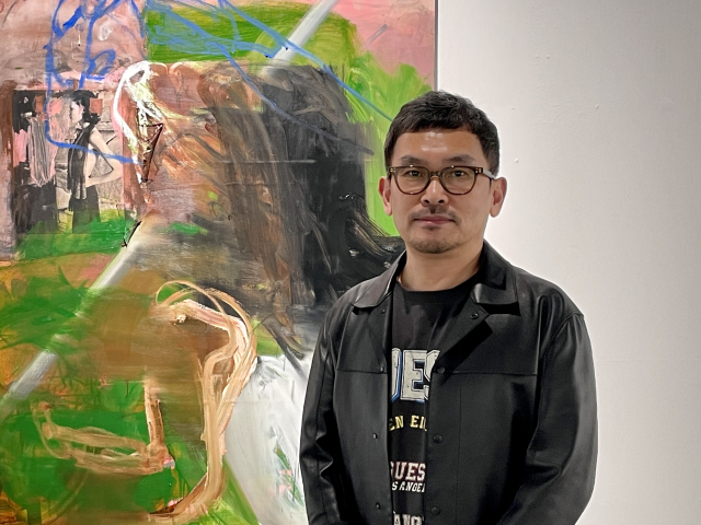 자신의 작품 앞에 선 이태량 작가. 이연정 기자