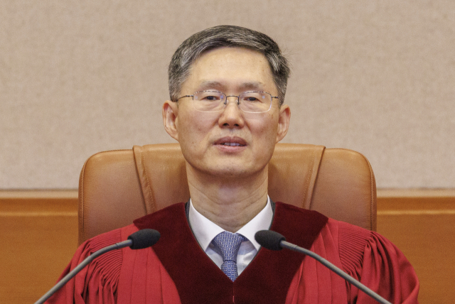 문형배 헌법재판소장 직무대행이 10일 서울 종로구 헌법재판소에서 열린 박성재 법무부 장관 탄핵 심판 선고가 열린 대심판정에 입장해 대기하고 있다. 연합뉴스