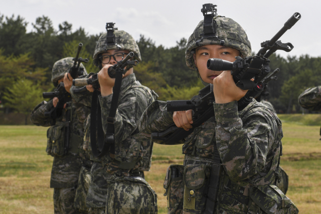 해병대 1사단, 군수단, 항공단은 훈련 참가 장병들이 부대 내 전투연병장에서 2025년 여단급 합동상륙훈련 출전태세점검을 실시하고 있다. 해병대1사단 제공.