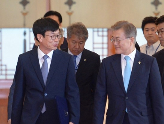 문재인 대통령과 김상조 청와대 정책실장(왼쪽) 연합뉴스